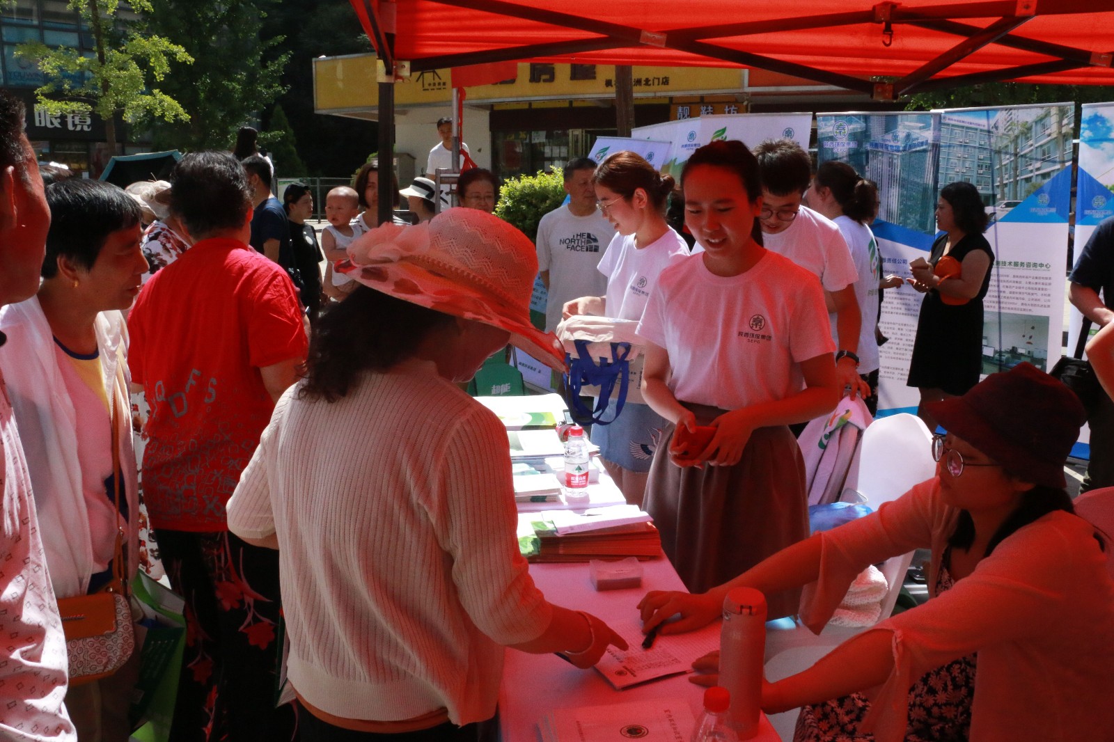 活動現場，向參與者發放陜西環保集團宣傳資料。.jpg