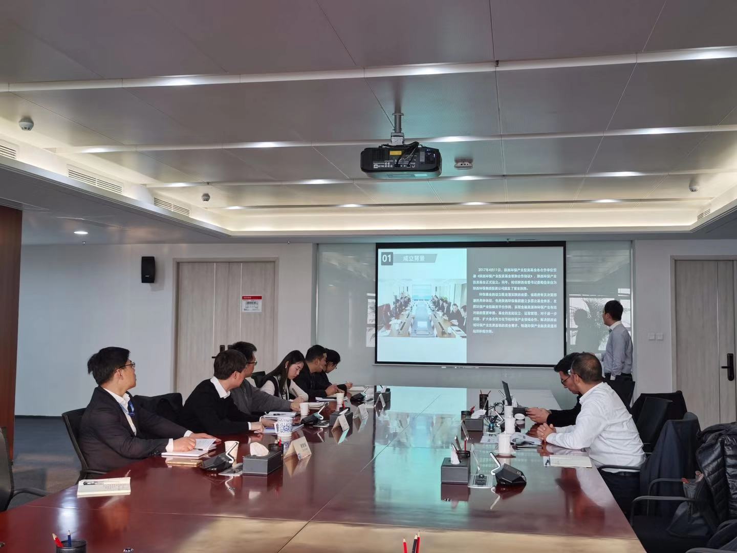 1573431680994244yrOr.jpg 投資公司與地電股權投資公司展開資本層面深度合作的座談會.jpg