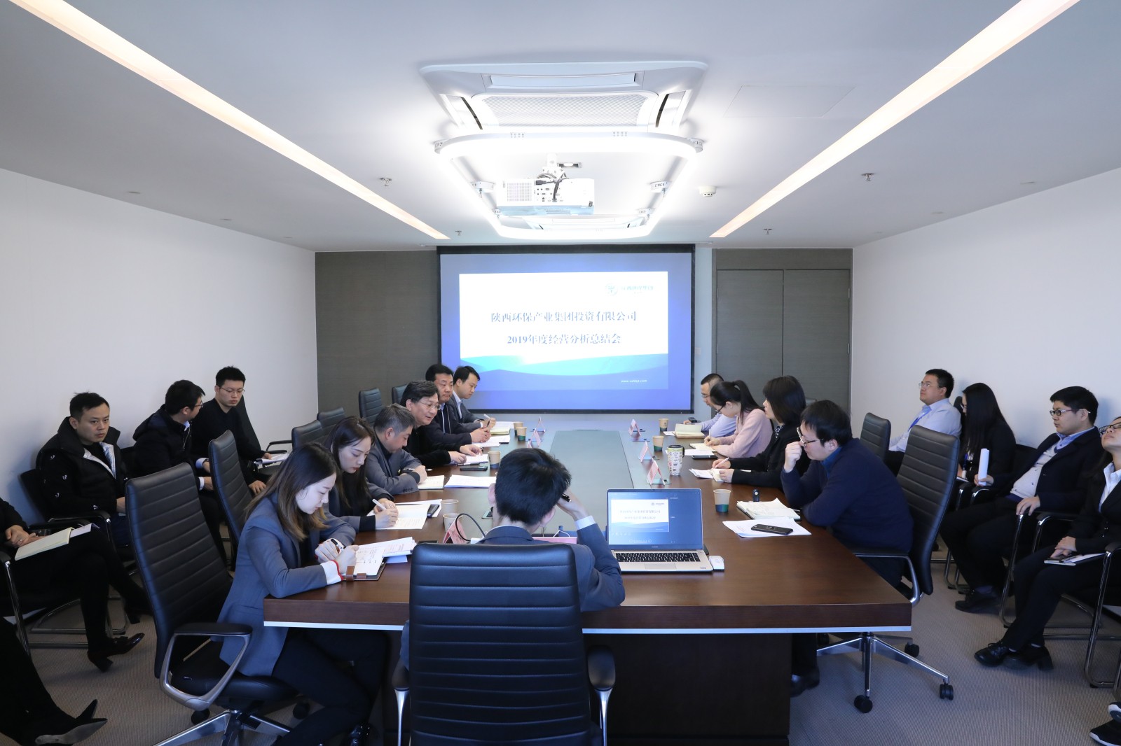20191211投資公司召開2019年度經(jīng)營分析總結(jié)會照片.jpg