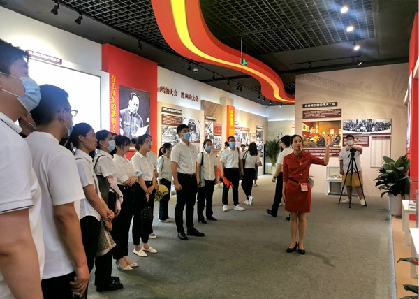 1626312269593762GouK.jpg 陜西環保集團組織黨員干部參觀陜西省慶祝中國共產黨成立100周年主題展圖片2_副本.jpg