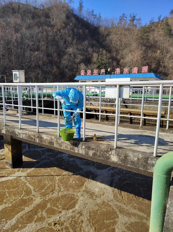 商南縣城區污水處理廠化驗員對CASS池內取樣做SV30監測_副本.jpg