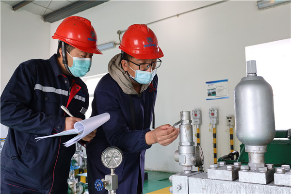 1641868017431835yqZA.jpg 王進檢查回注泵壓力.jpg