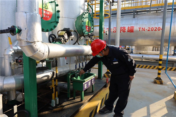 1641868108525880UojT.jpg 薛昊昊檢查取樣口水質.jpg