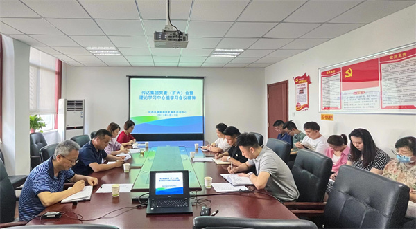 1655864349879560tIHD.jpg 監(jiān)測(cè)中心傳達(dá)集團(tuán)黨委(擴(kuò)大)會(huì)暨理論學(xué)習(xí)中心組學(xué)習(xí)會(huì)議精神.jpg