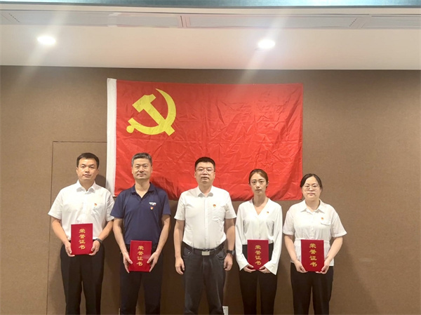 168810821146491318pc.jpg 秦邦表彰先進.jpg