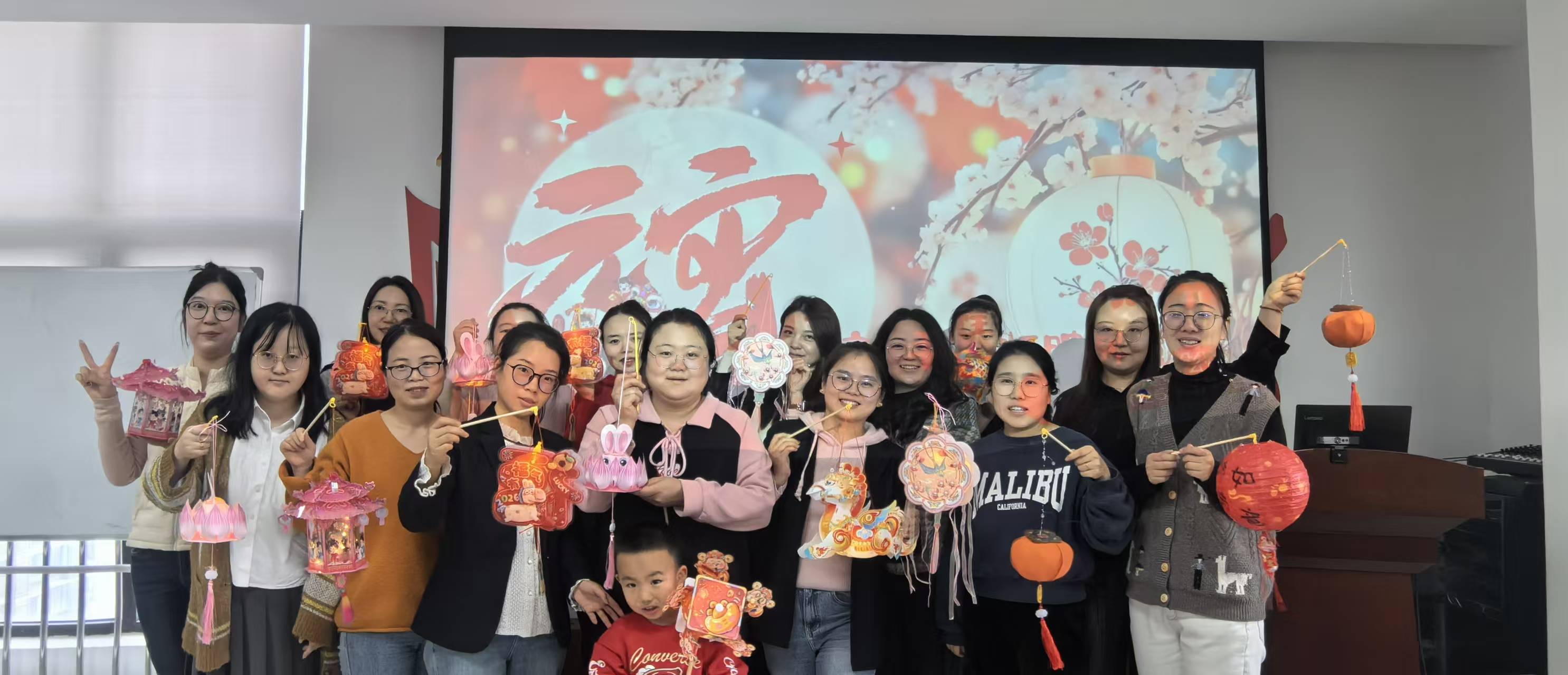 1772590623318916wClQ.jpg 生態建設公司工會開展“馬啟新程?燈映團圓” 元宵節手工燈籠制作活動圖片.jpg